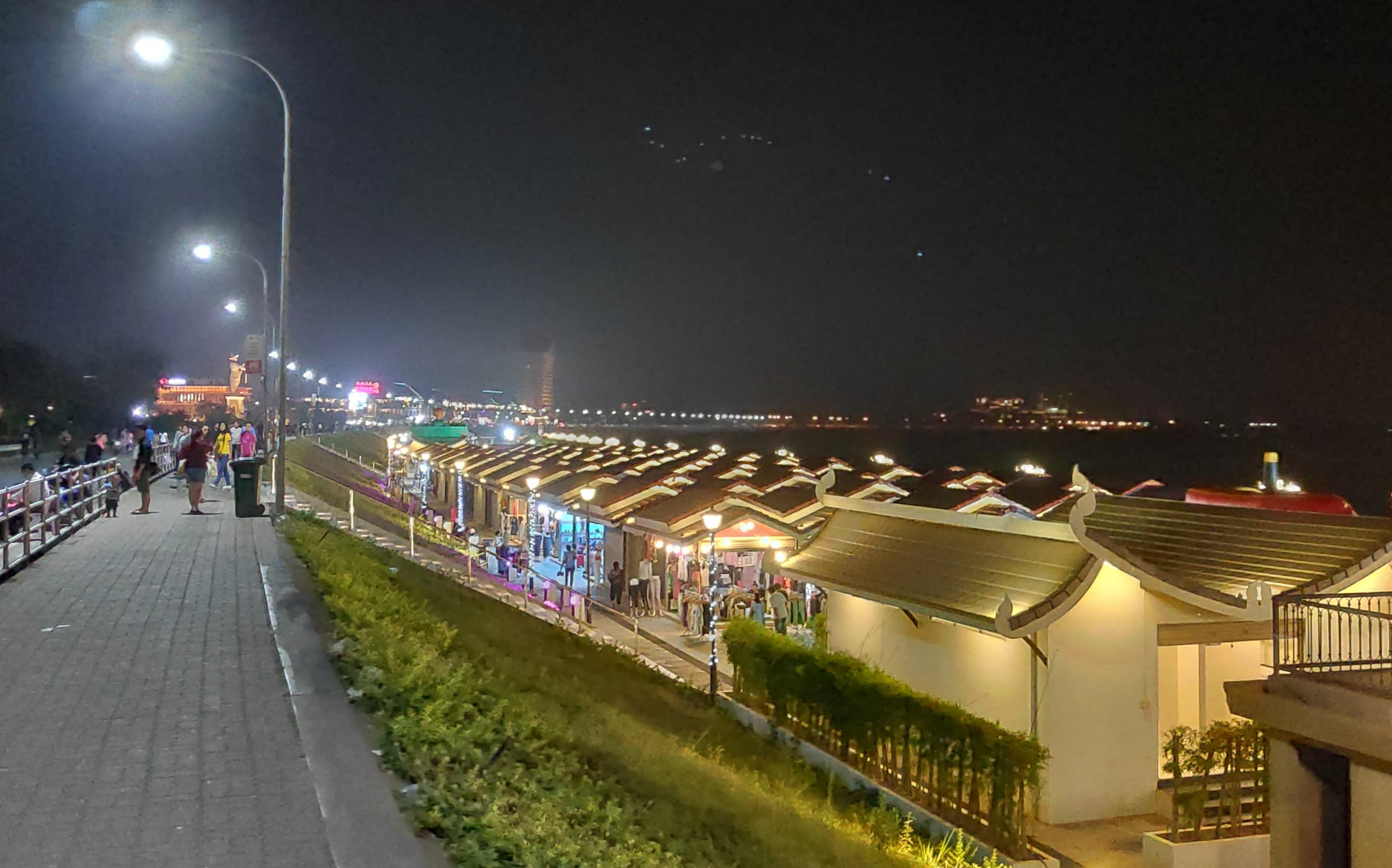 Der Nachtmarkt in Vientiane in Laos wird von vielen Einheimischen besucht.