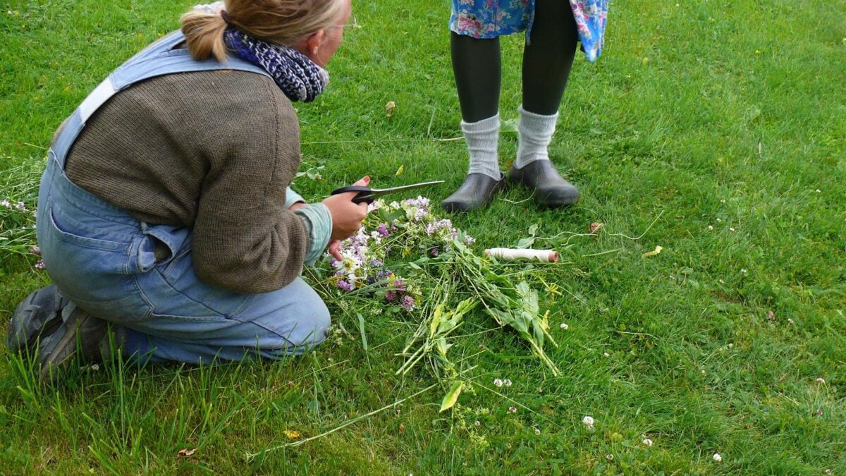 Laura vom Achtsam Reisen Festival eine Graskrone auf einem schwedischen Gemüse-Hof.
