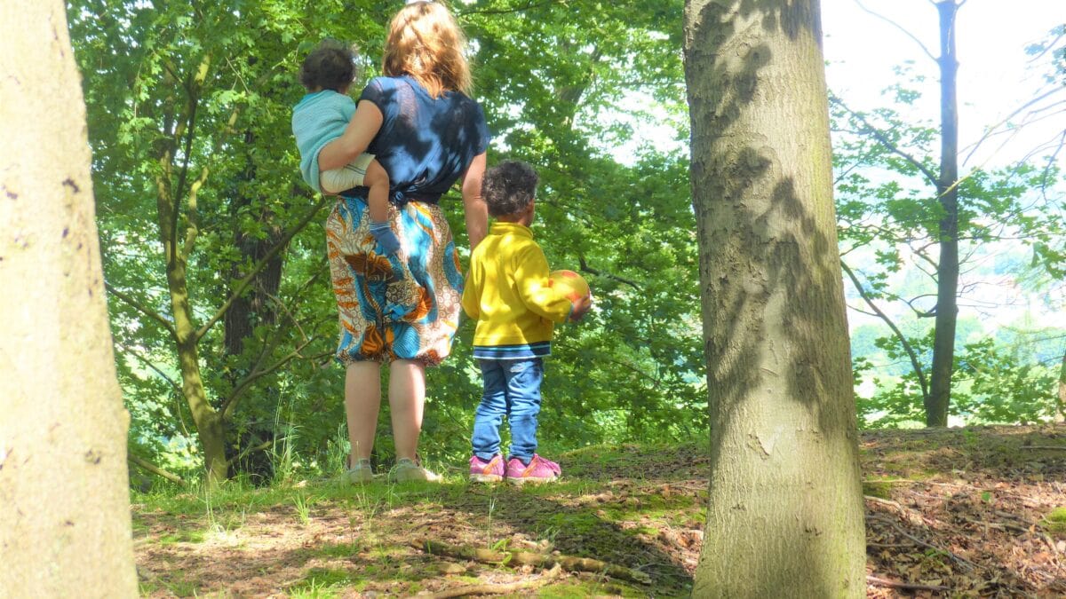 Laura vom Achtsam Reisen Festival beim Familienausflug in den Wald um die Ecke.