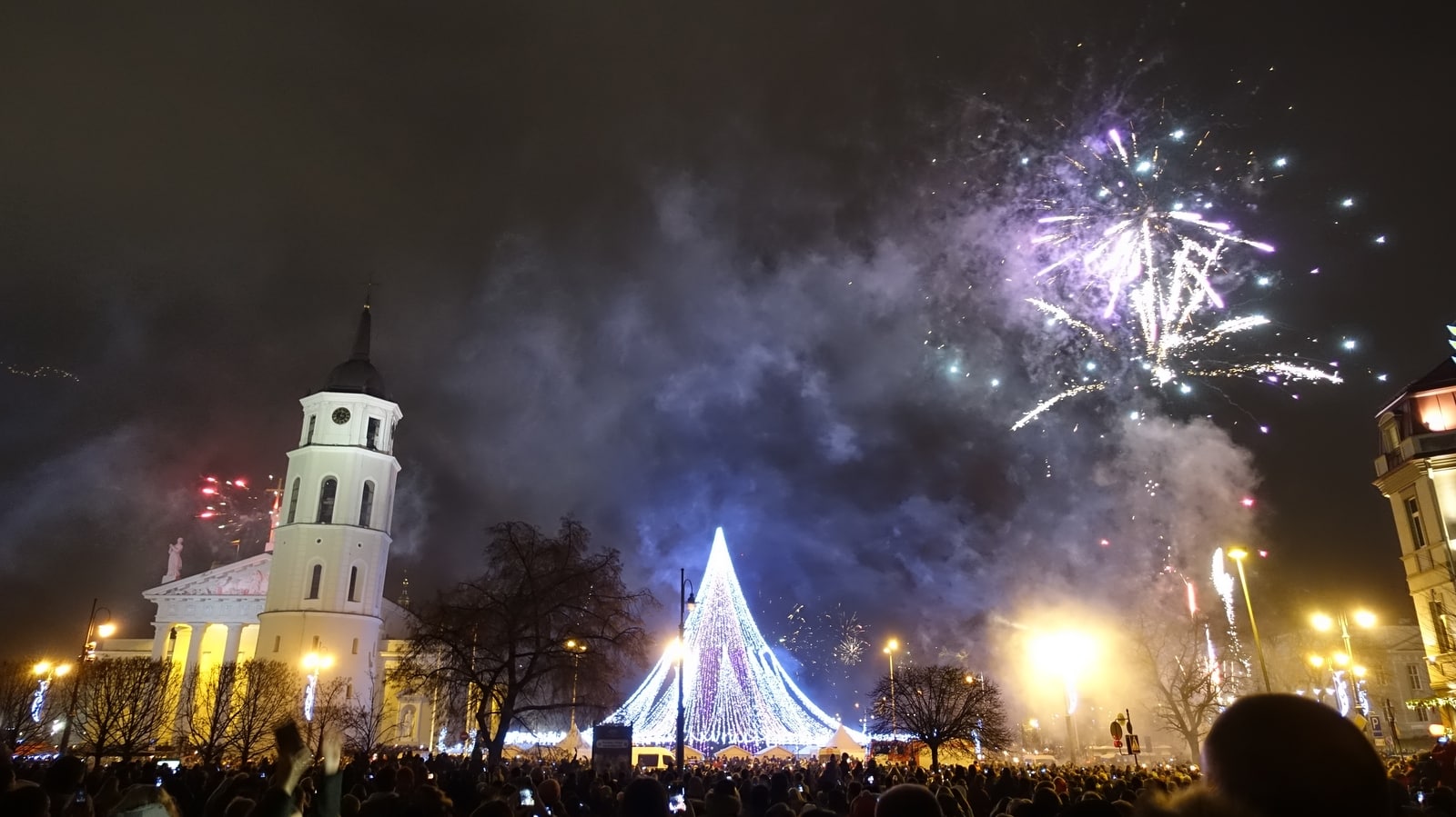 Gegen Mitternacht ist in Vilnius die halbe Stadt auf den Beinen, um das Feuerwerk über dem Domplatz zu bestaunen und es wird in den Straßen gefeiert.