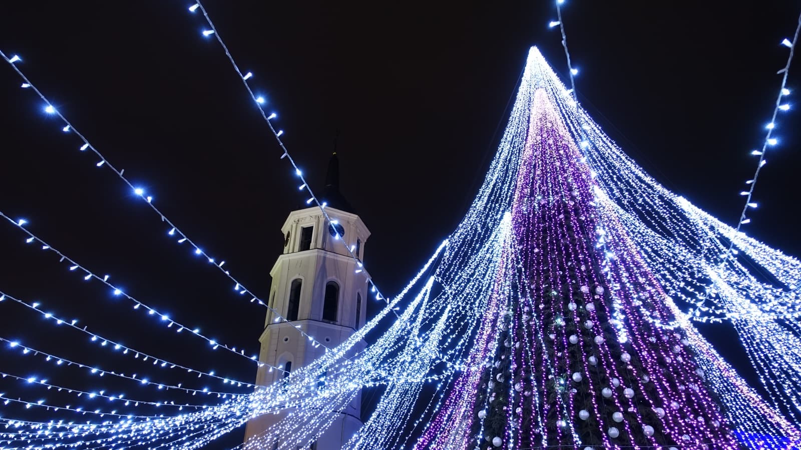 In Vilnius steht ein riesiger Weihnachtsbaum auf dem Marktplatz und sorgt für eine märchenhafte Atmosphäre