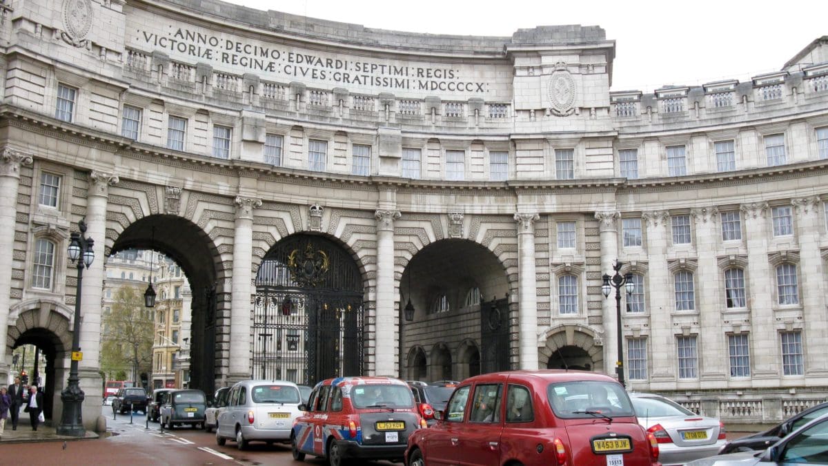 Der Admiralty Arch in London mit Taxen im Vordergrund