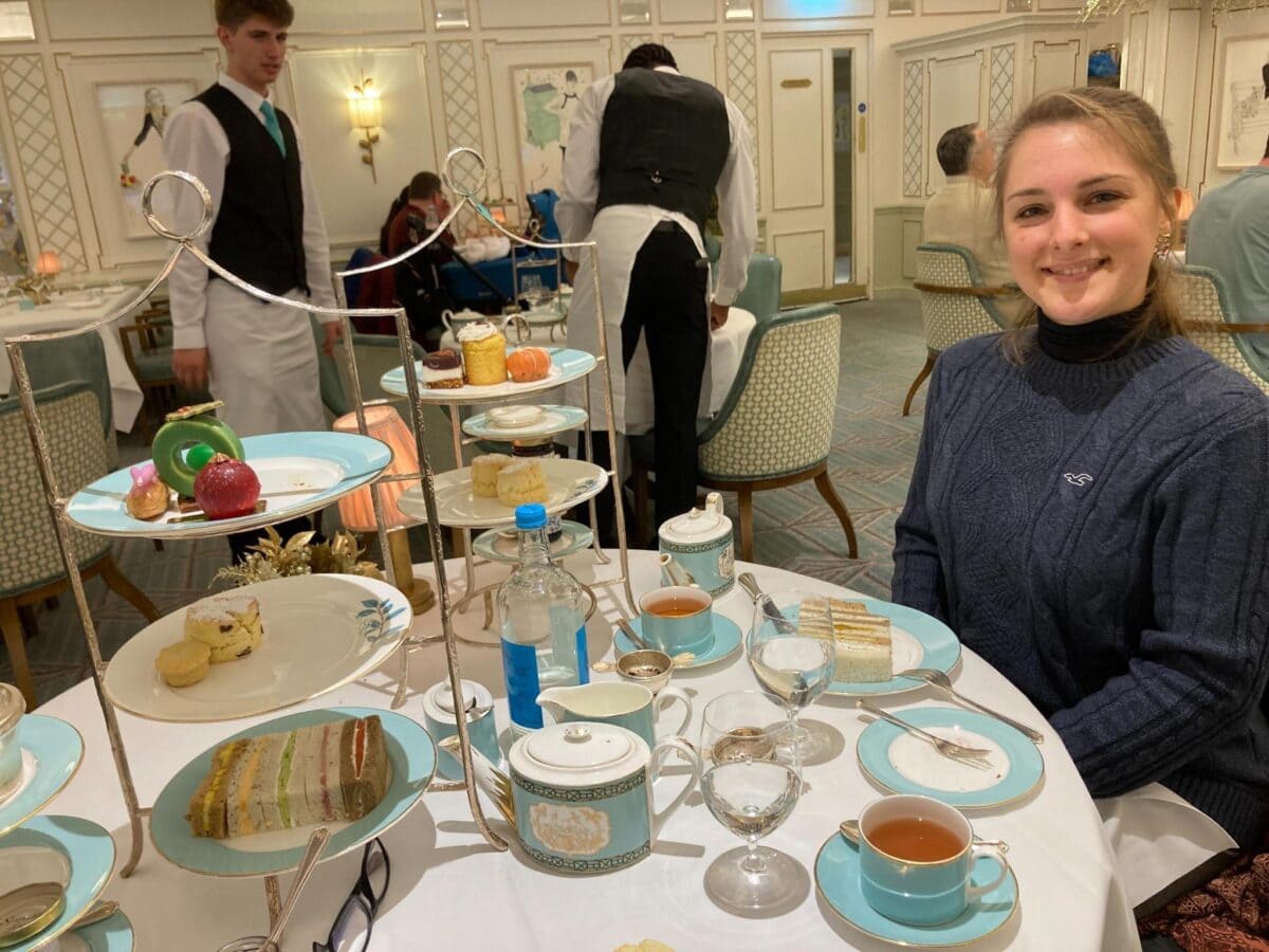 Julia genießt einen Afternoon Tea im Diamond Jubilee Tea Salon bei Fortnum & Mason in London