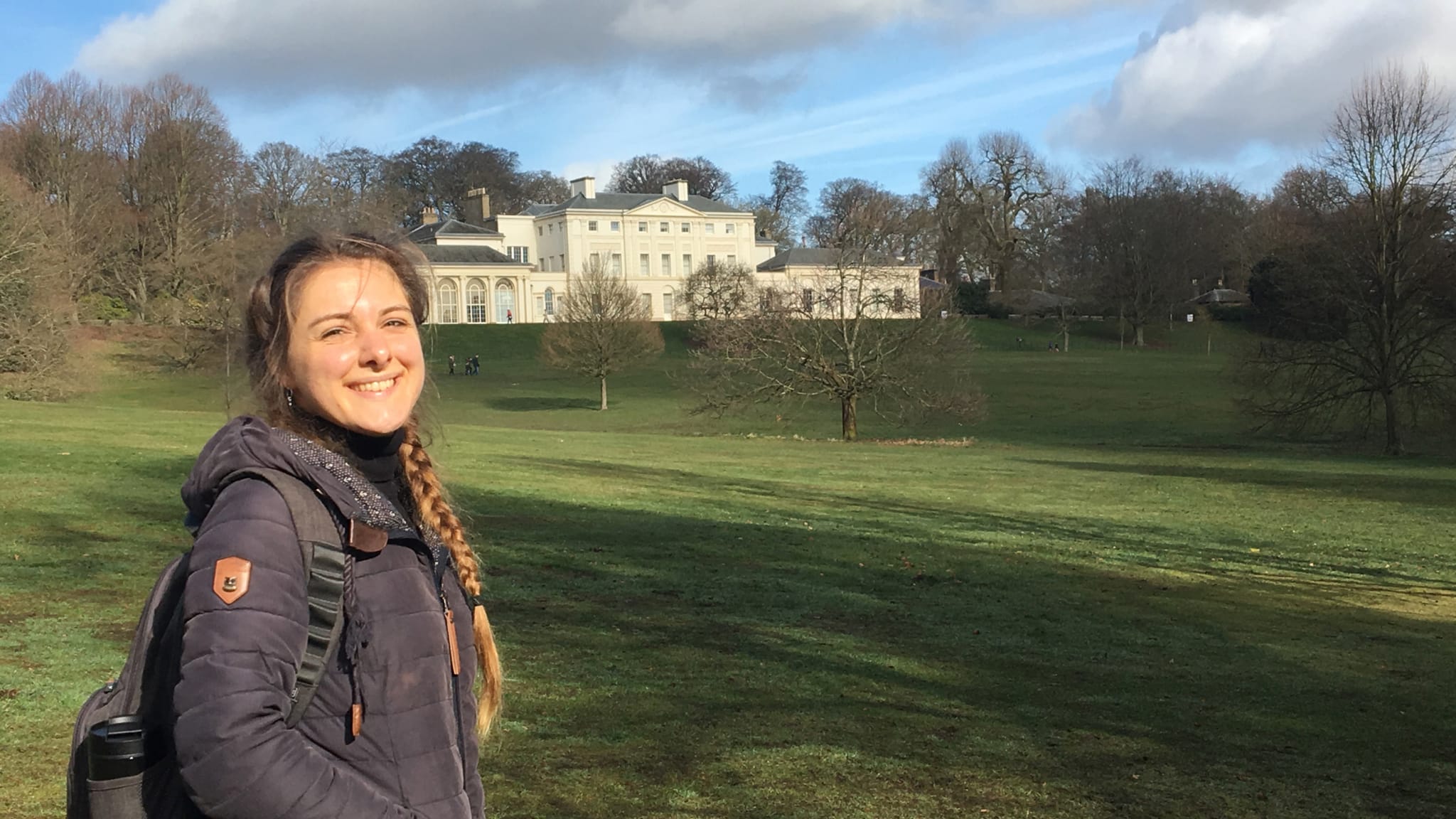 Julia vor Kenwood House in Hampstead Heath