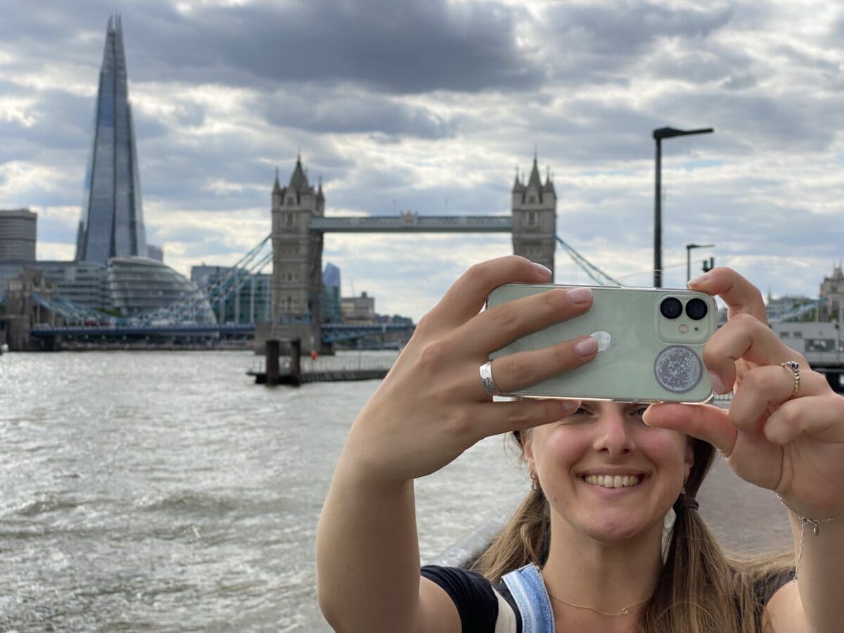 Julia macht in London ein Selfie mit der Tower Bridge im Hintergrund