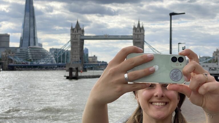 Julia macht in London ein Selfie mit der Tower Bridge im Hintergrund