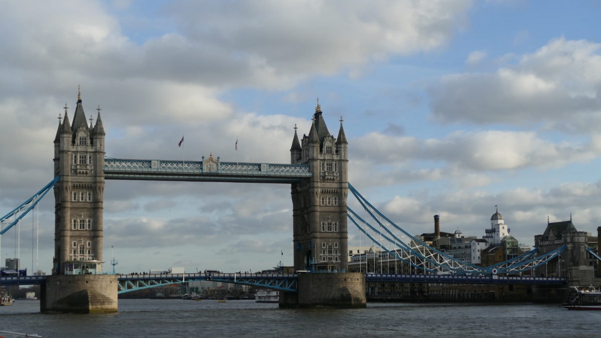 Hier an der Tower Bridge legen die Ausflugsboote Richtung Westminster ab. Mit ihnen kann man London vom Wasser aus erleben.