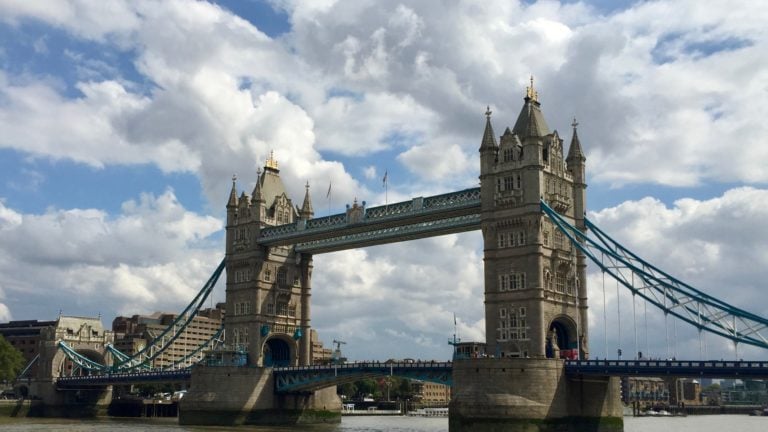 Die Tower Bridge in London mit Wolken am Himmel