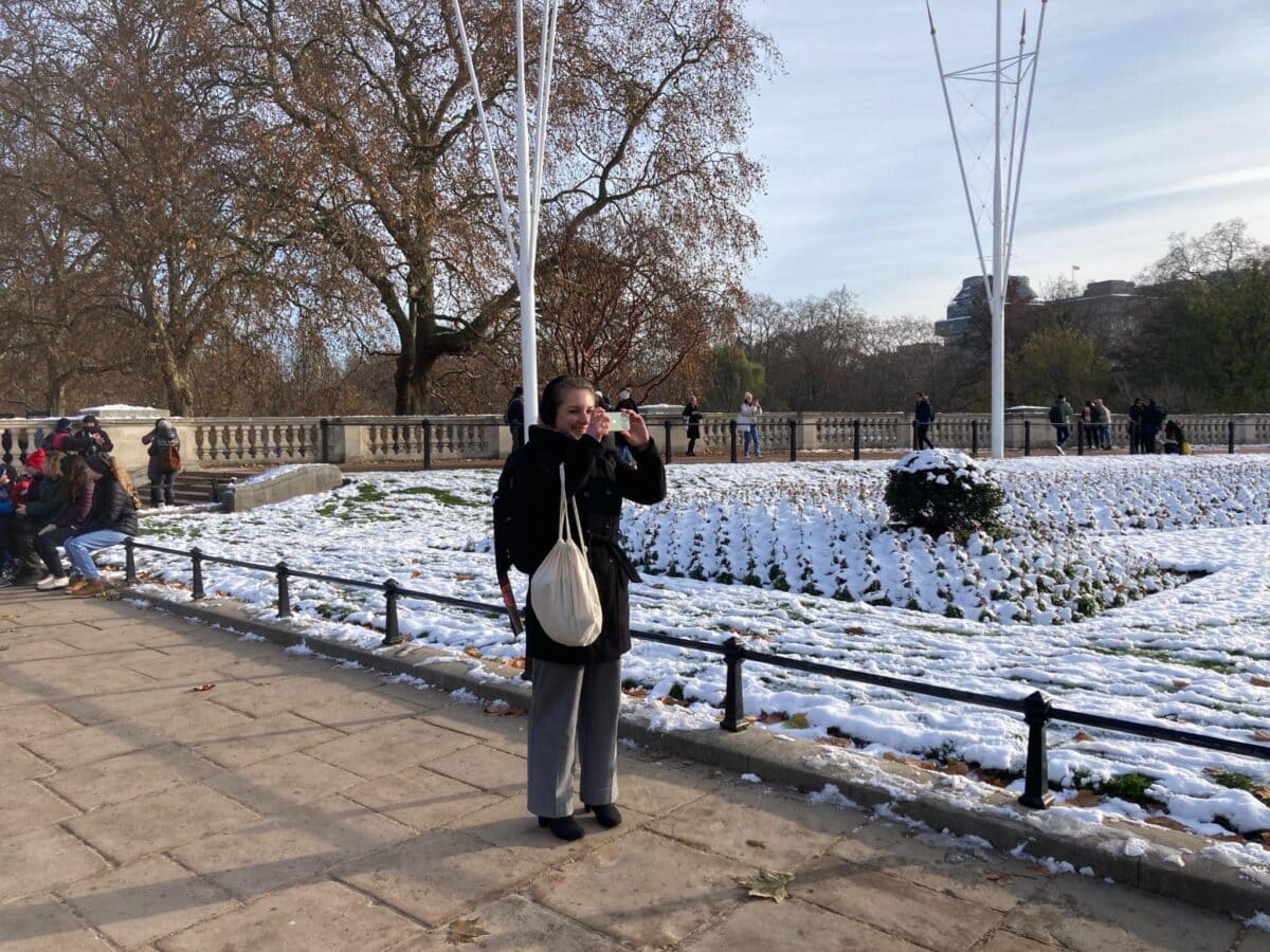 Julia fotografiert den Buckingham Palace im Schnee