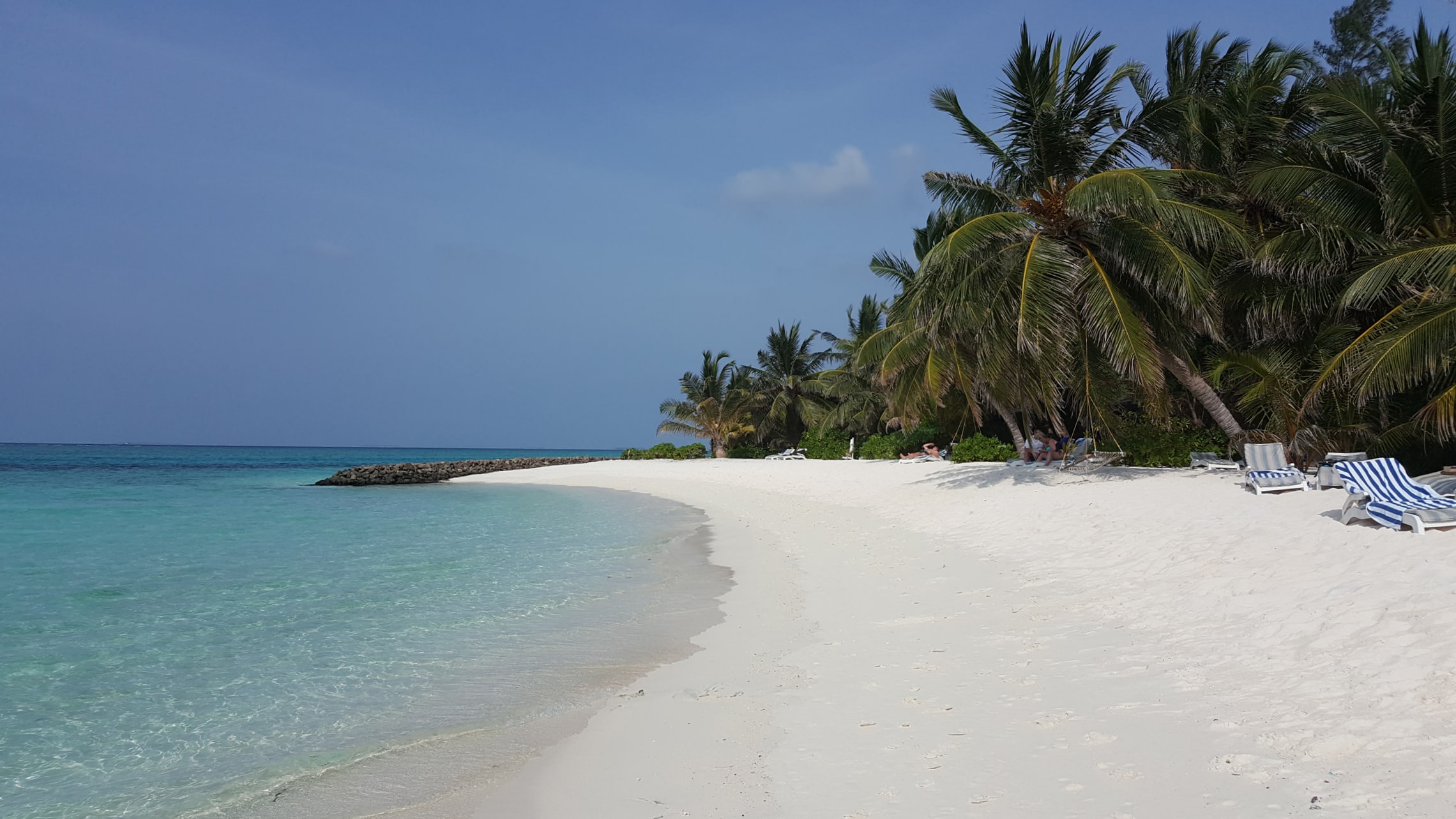 Postkartenidylle: Unser Strand auf der Hotelinsel