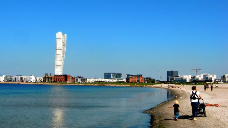 Malmö hat einen eigenen Stadtstrand. Im Hintergrund: Das Wahrzeichen Turning Torso.