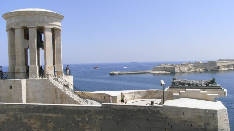 Hafenkulisse von Malta mit dem Glockenturm