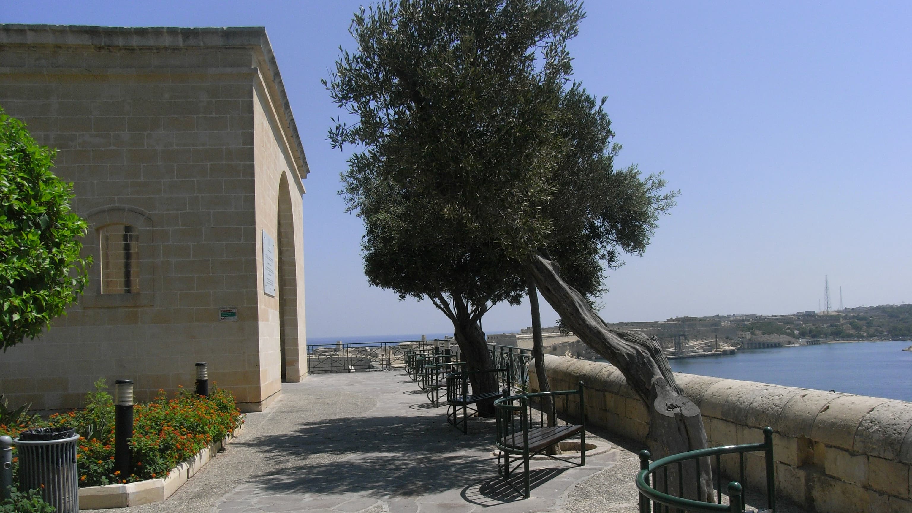 Auf der Stadtmauer von Malta