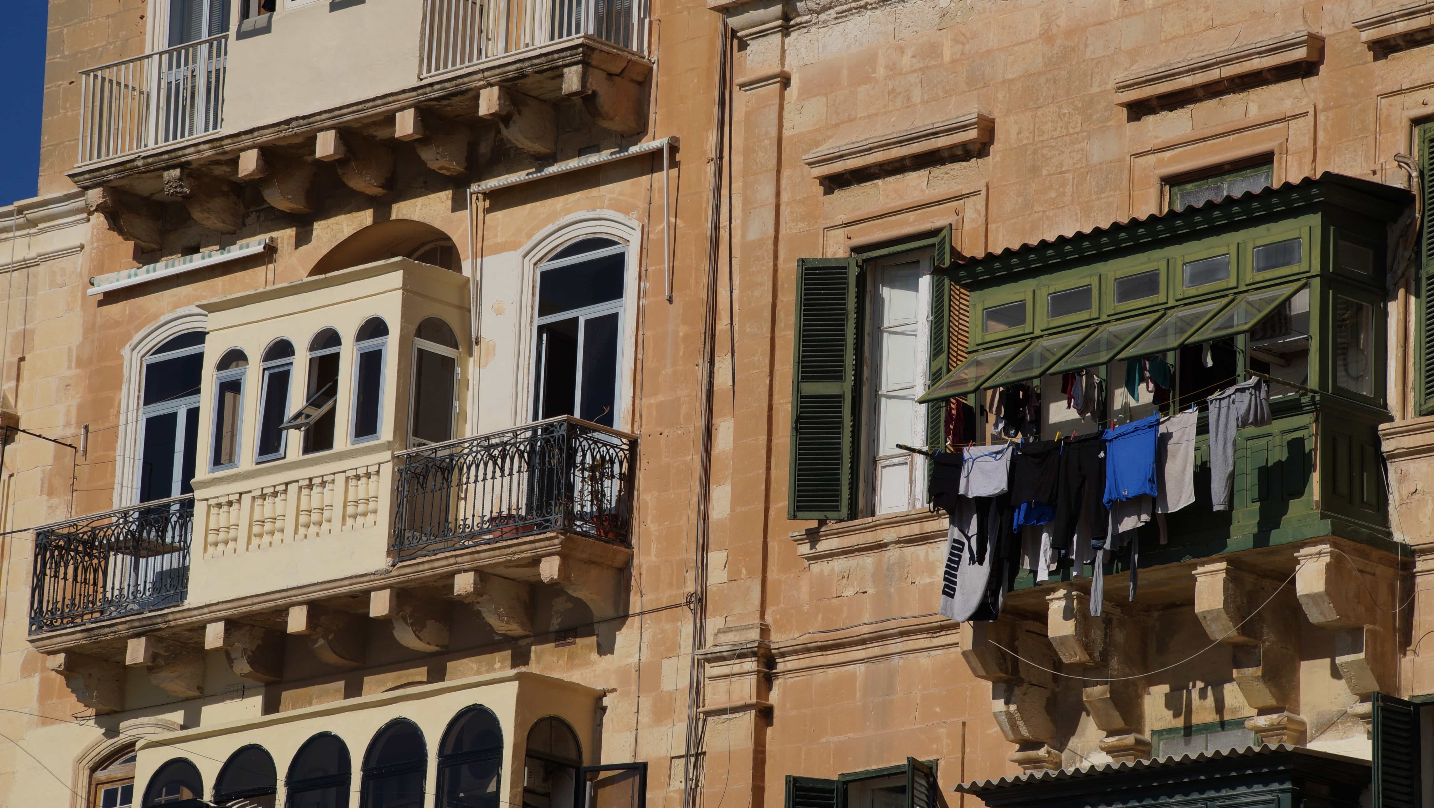 Fenster mit Wäsche in Valetta auf Malta