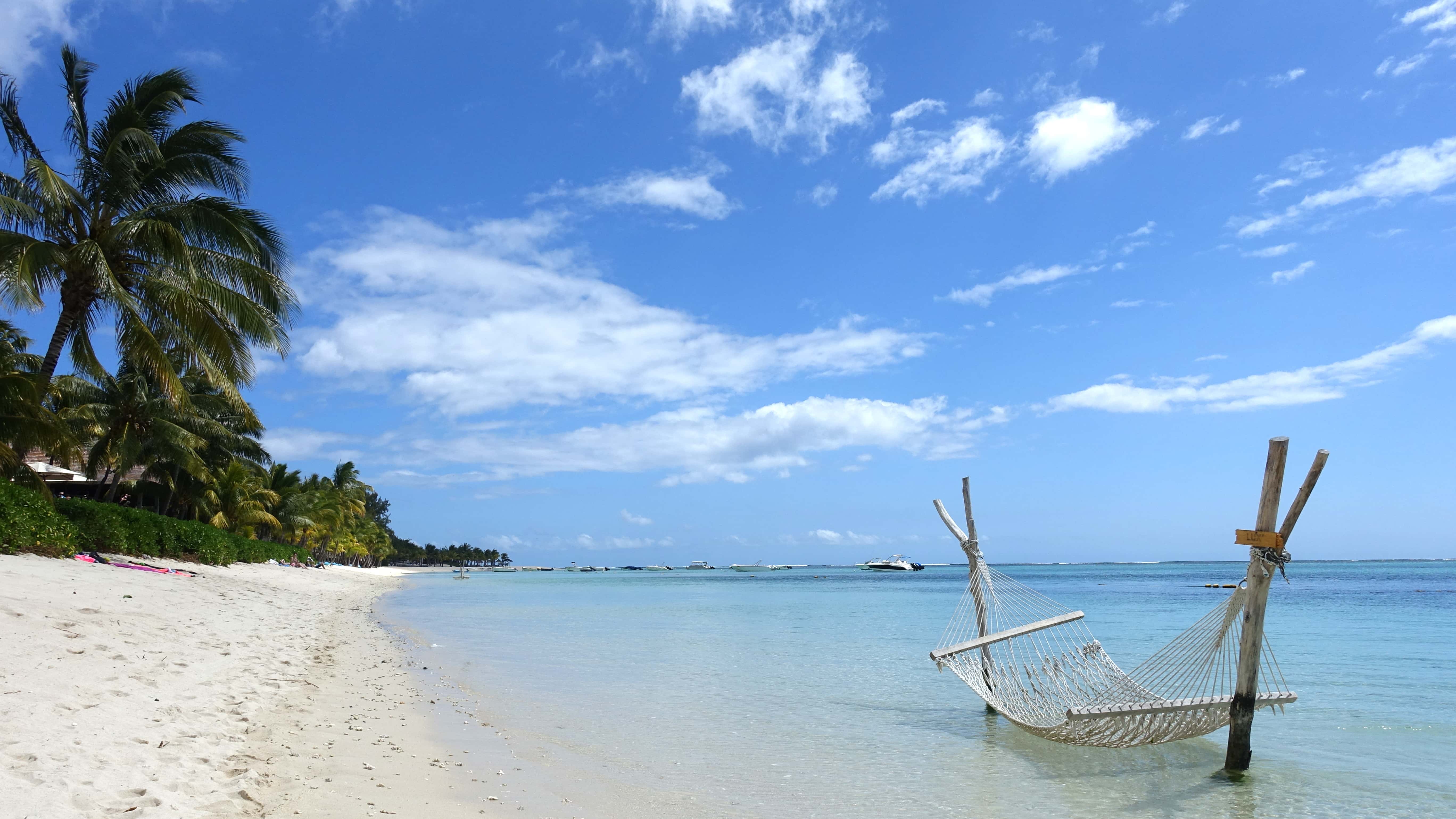 Hängematte im Wasser bei Le Morne auf Mauritius