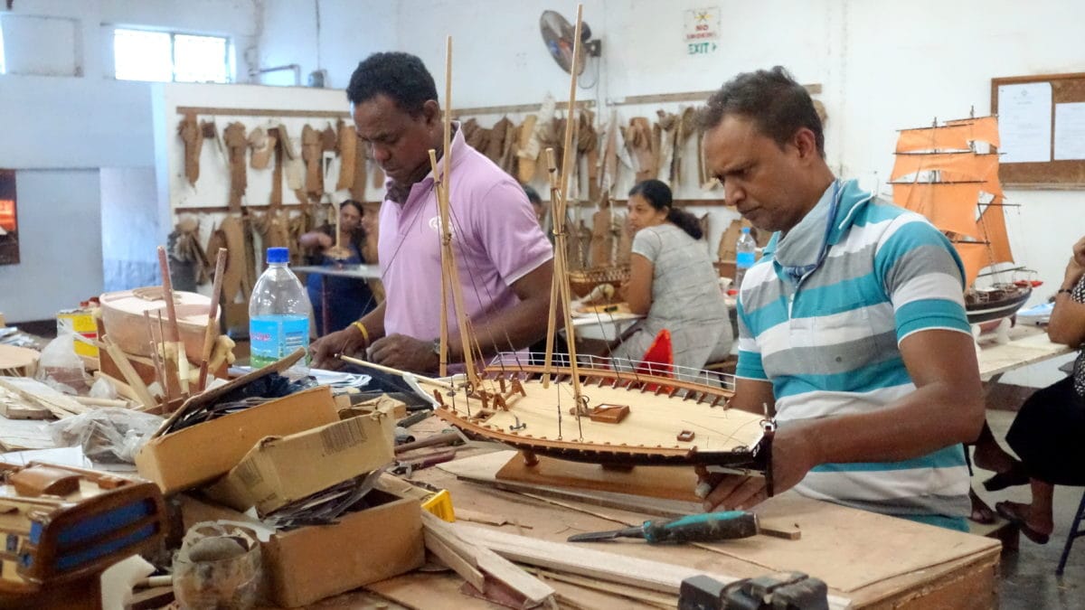 Männer bei der Arbeit im Historic Marine auf Mauritius