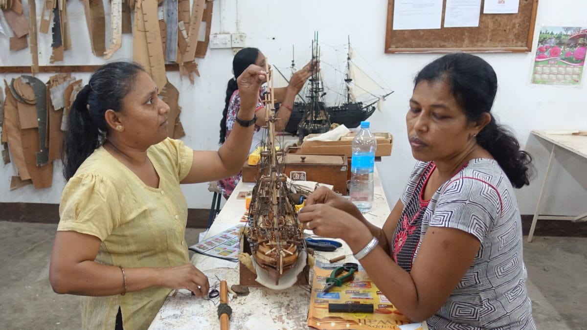 Im Historic Marine auf Mauritius bauen Modellschiffbauer kleine Kunstwerke