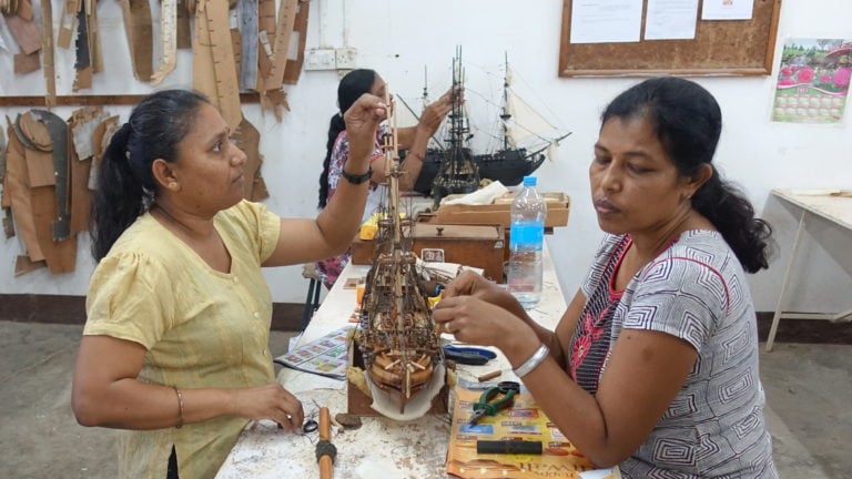 Im Historic Marine auf Mauritius bauen Modellschiffbauer kleine Kunstwerke