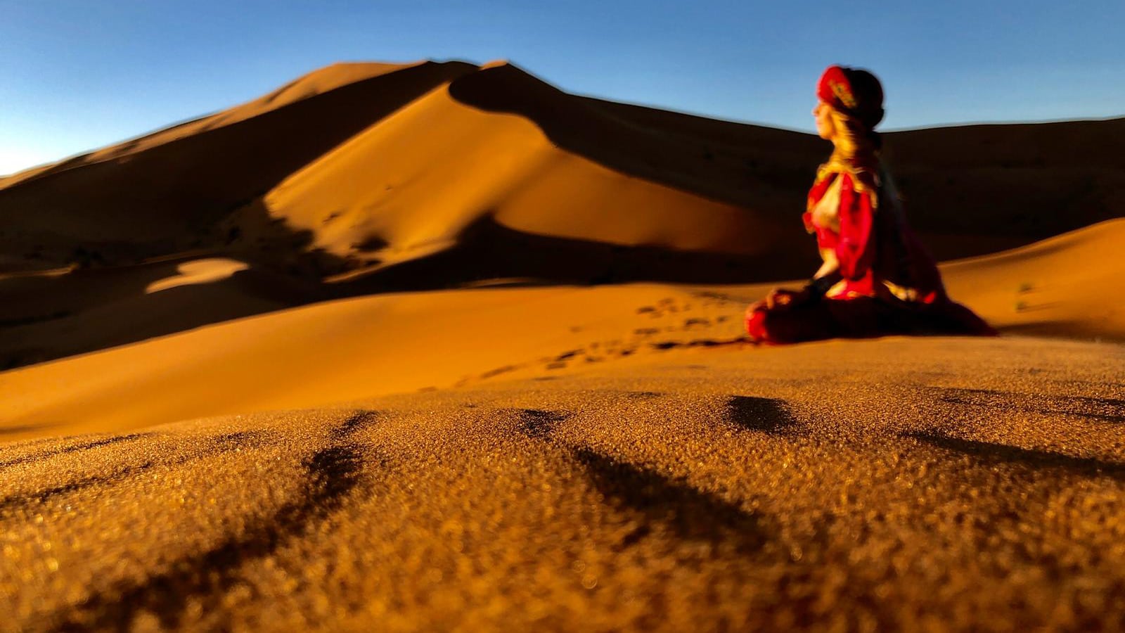 Annika Wagner meditiert in der Sahara auf einer Düne