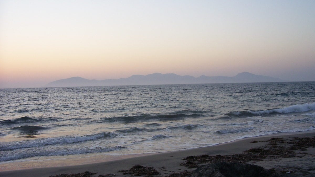 Wellen auf dem Meer mit Bergen im Hintergrund