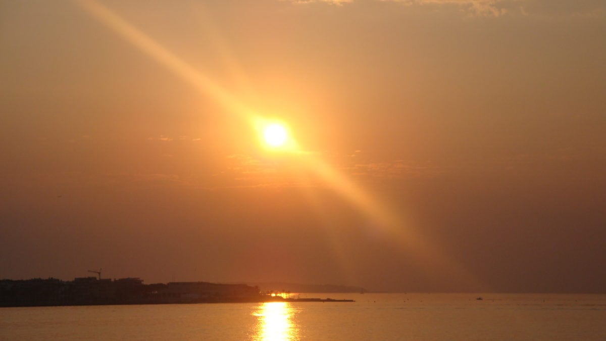 Ein orange leuchtender Sonnenuntergang