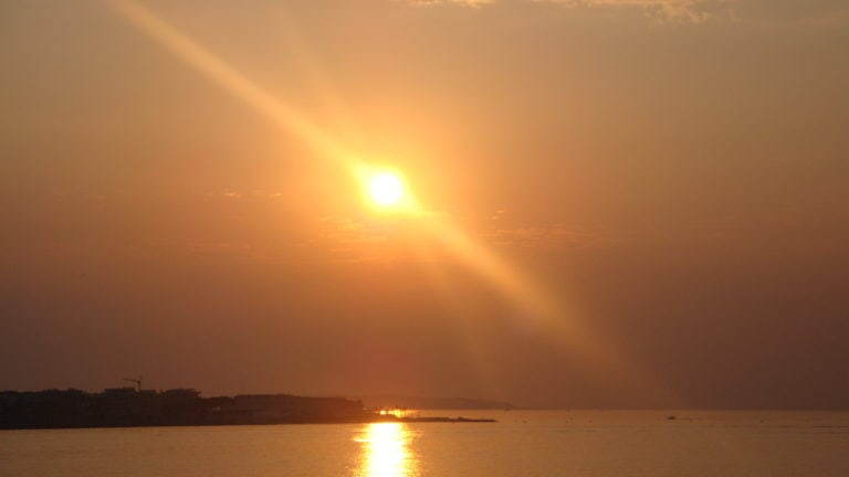 Ein orange leuchtender Sonnenuntergang