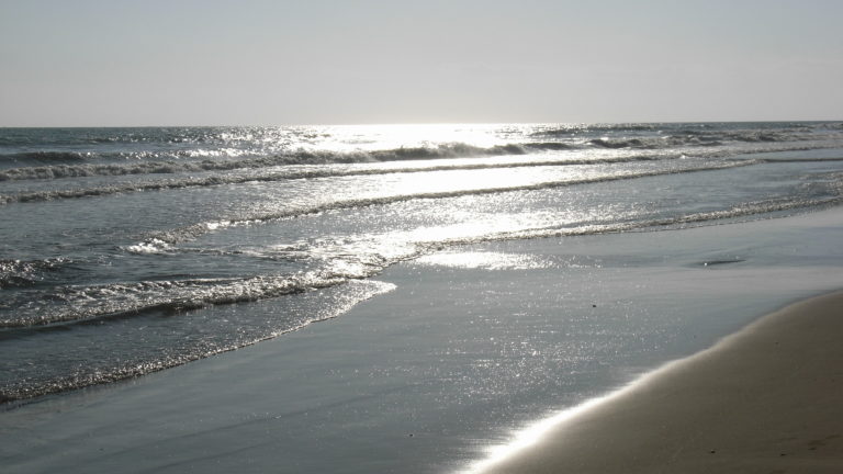 Sonnenstrahlen über dem Strand