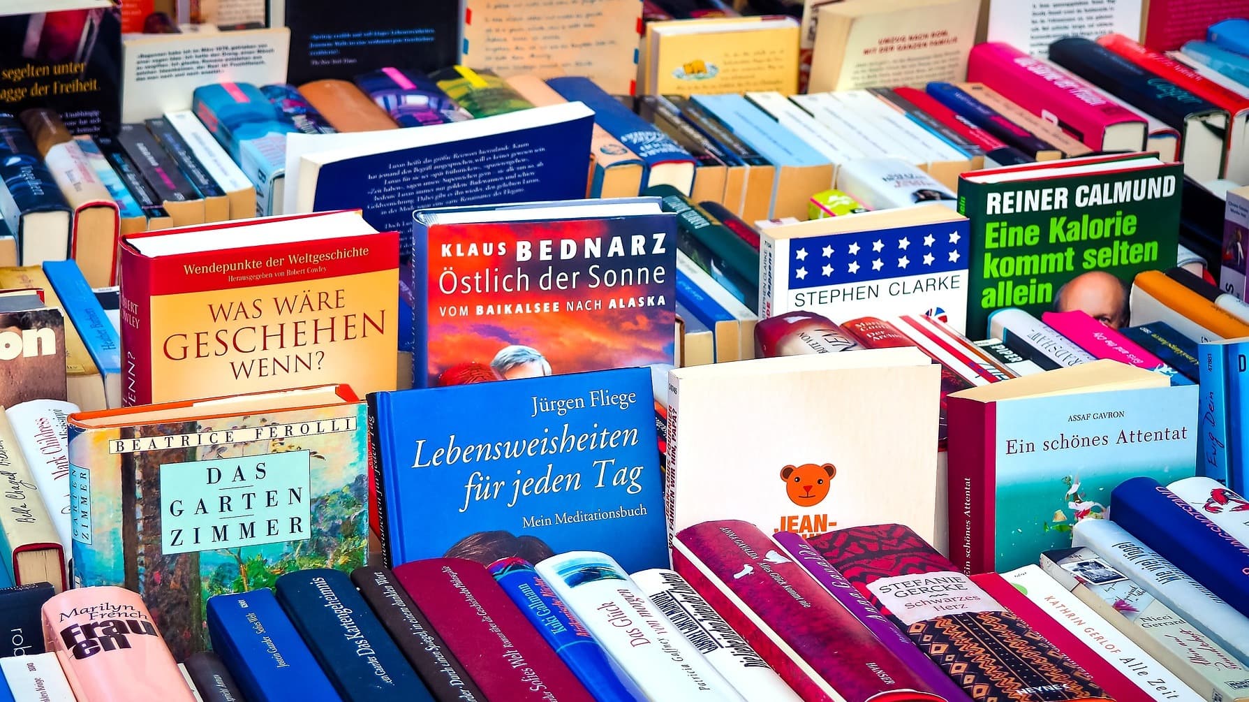 Minimalismus: Bücher auf einem Flohmarkt