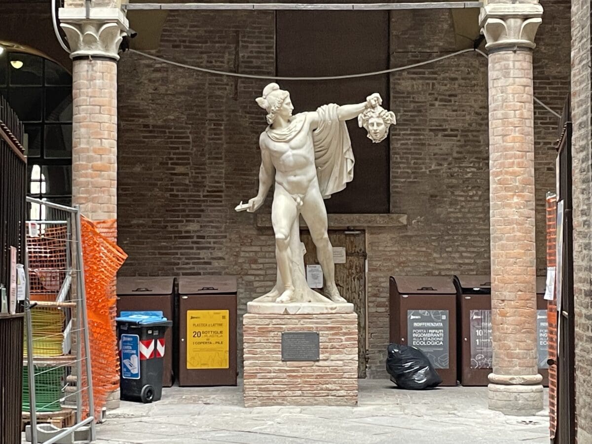 Die Statue von Perseus mit dem Kopf der Medusa steht in Modena im Innenhof zum Rathaus