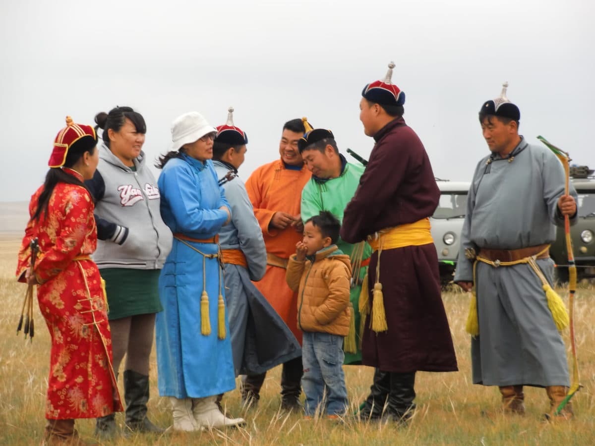 Traditionell gekleidete Mongolen auf dem Nomads Day Festival in Gun-Galuut in der Mongolei