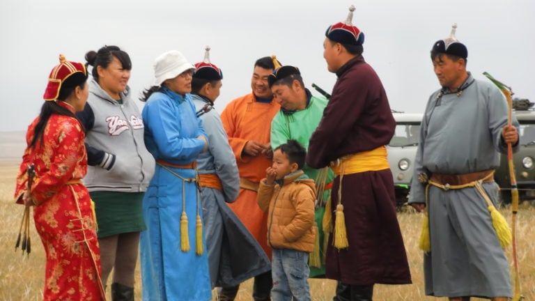 Traditionell gekleidete Mongolen auf dem Nomads Day Festival in Gun-Galuut in der Mongolei