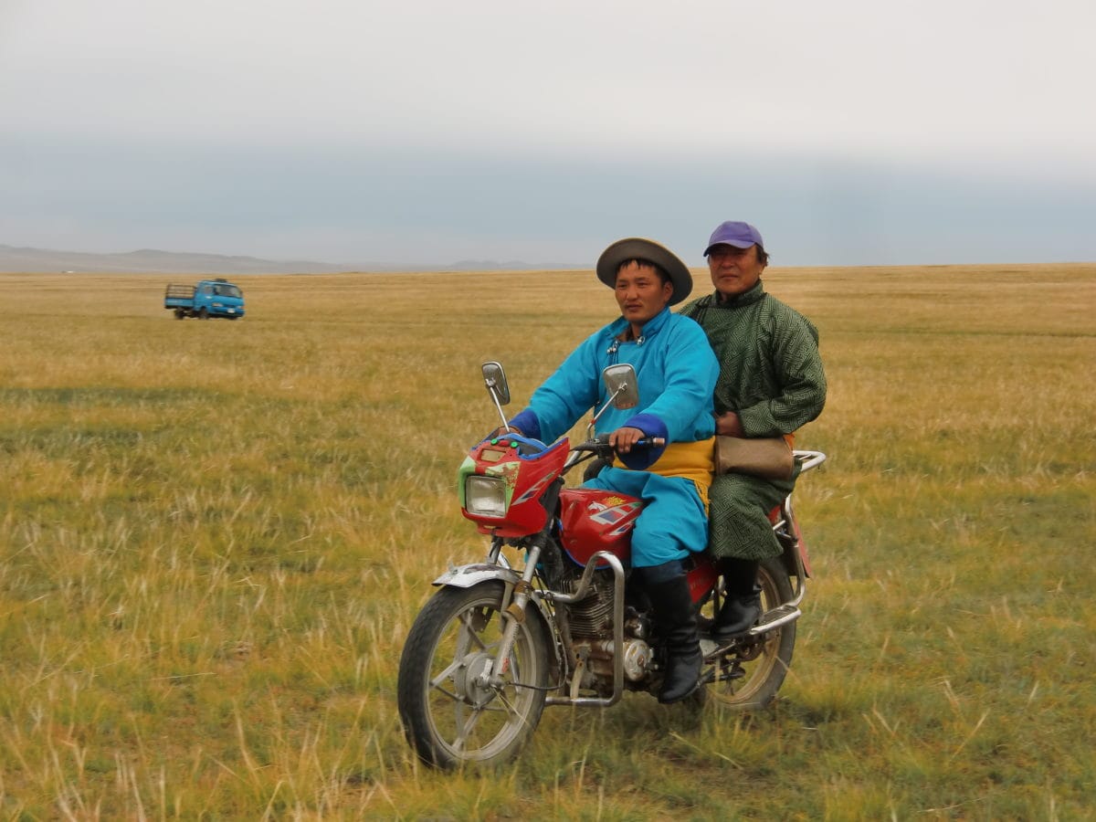 Zwei Männer auf einem Motorrad auf dem Nomads Day Festival in Gun-Galuut in der Mongolei