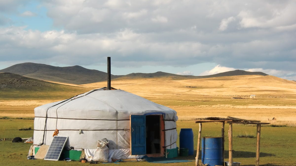 Eine Jurte mitten in der Steppe in der Mongolei