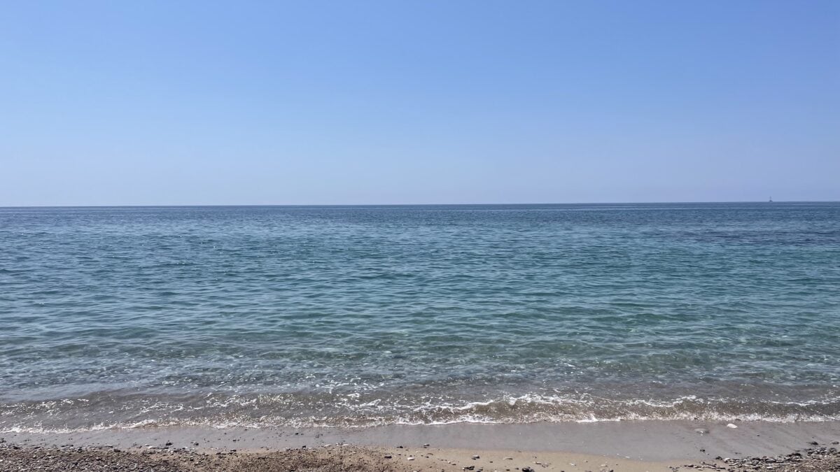 Das Meer an der Küste Montenegros ist klar und sauber