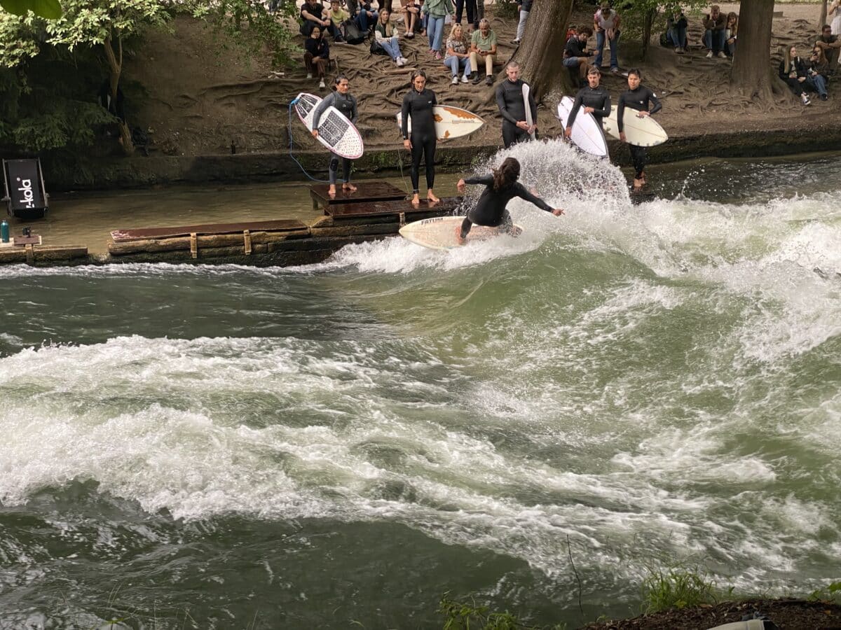 Surfer an der Dianabadschwelle in München