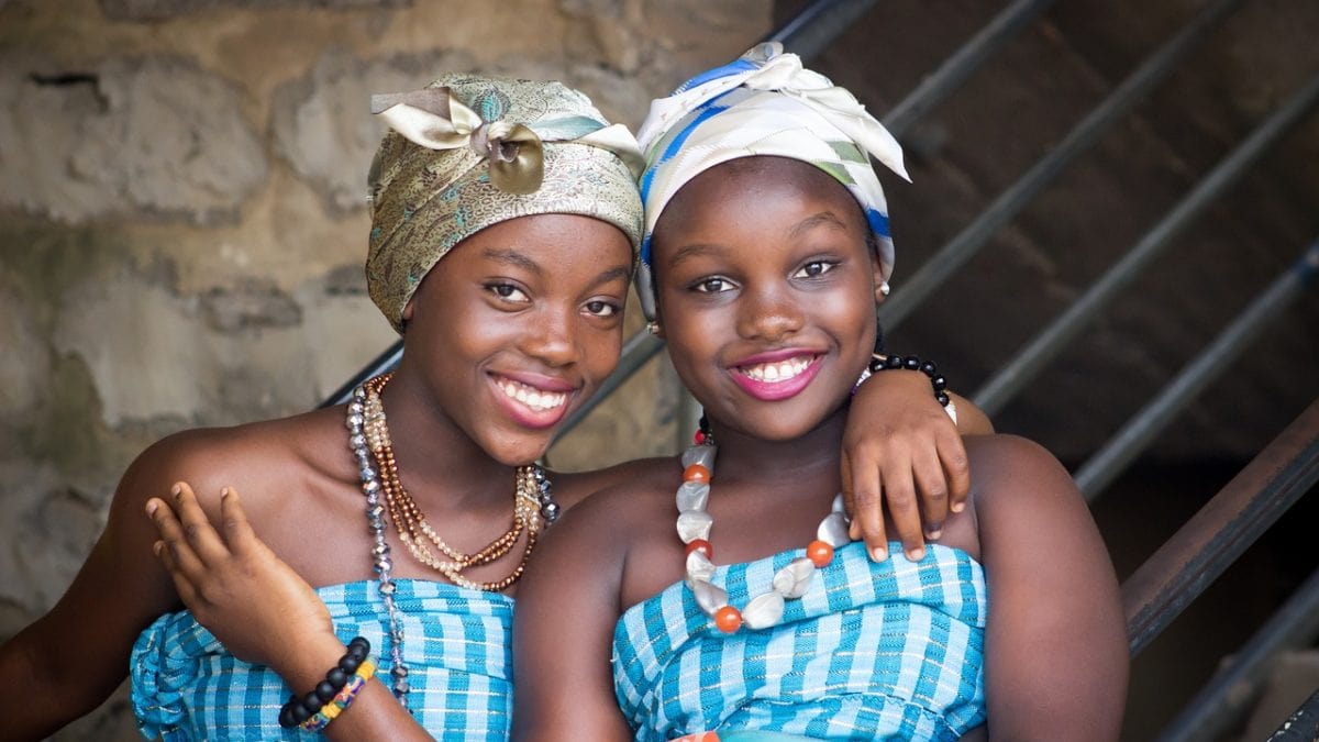 Zwei Mädchen in Afrika