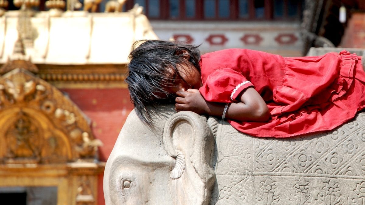 Ein Mädchen in Nepal mit Elefant