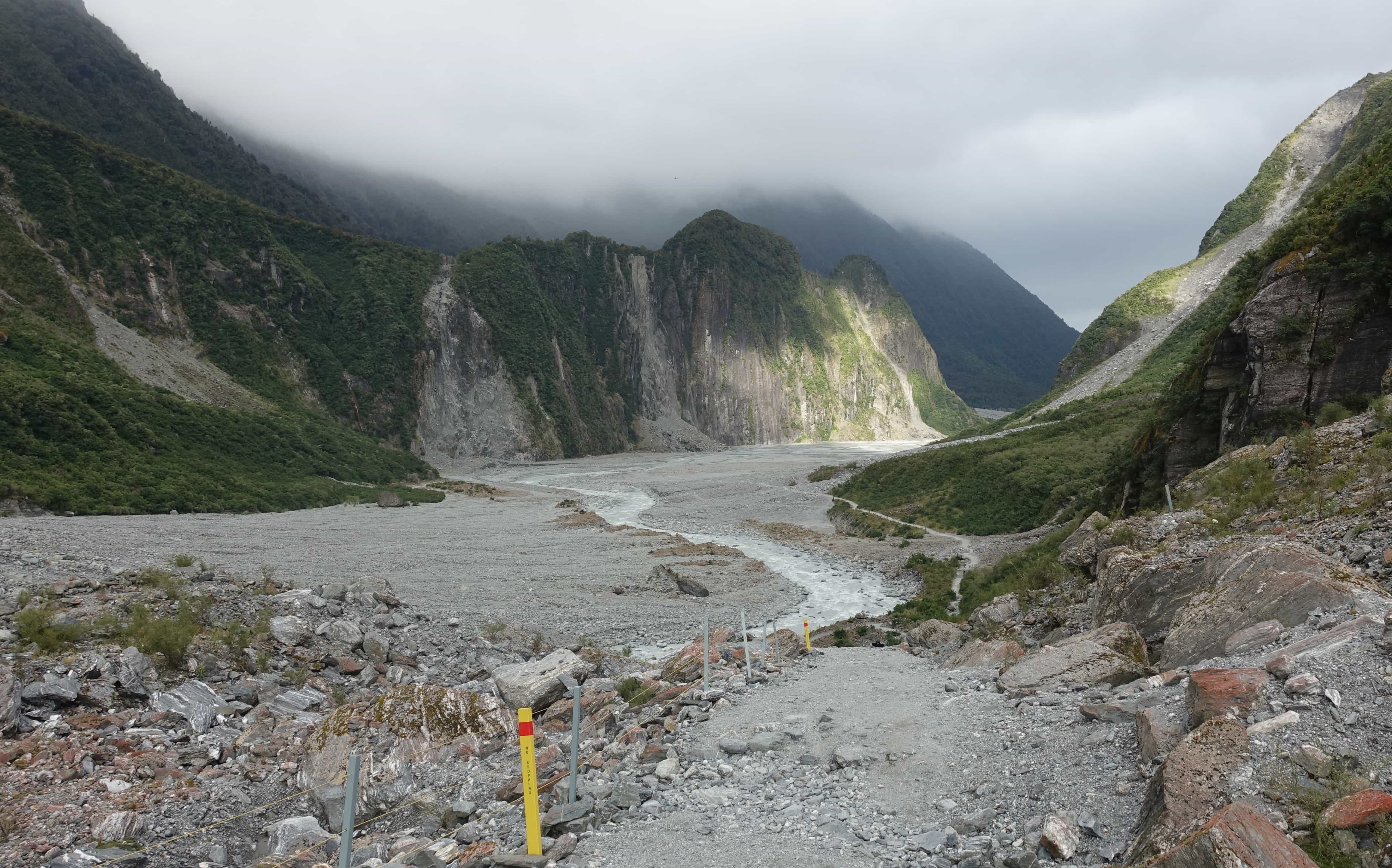 Sonne und Wolken am Fox Gletscher in Neuseeland