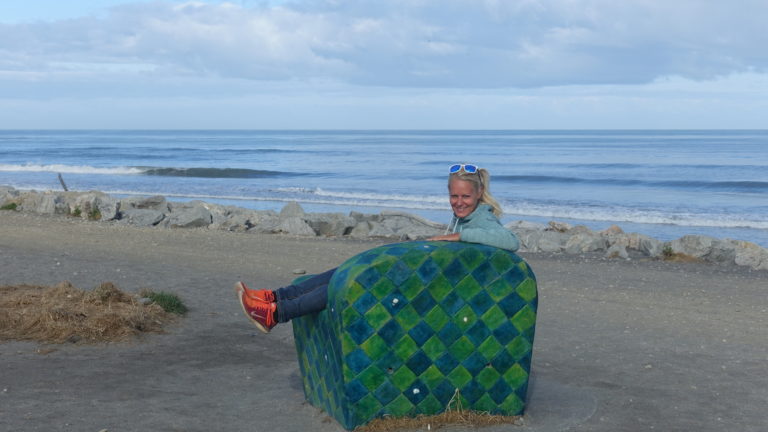 Birte auf großen Sessel in Hokitika in Neuseeland