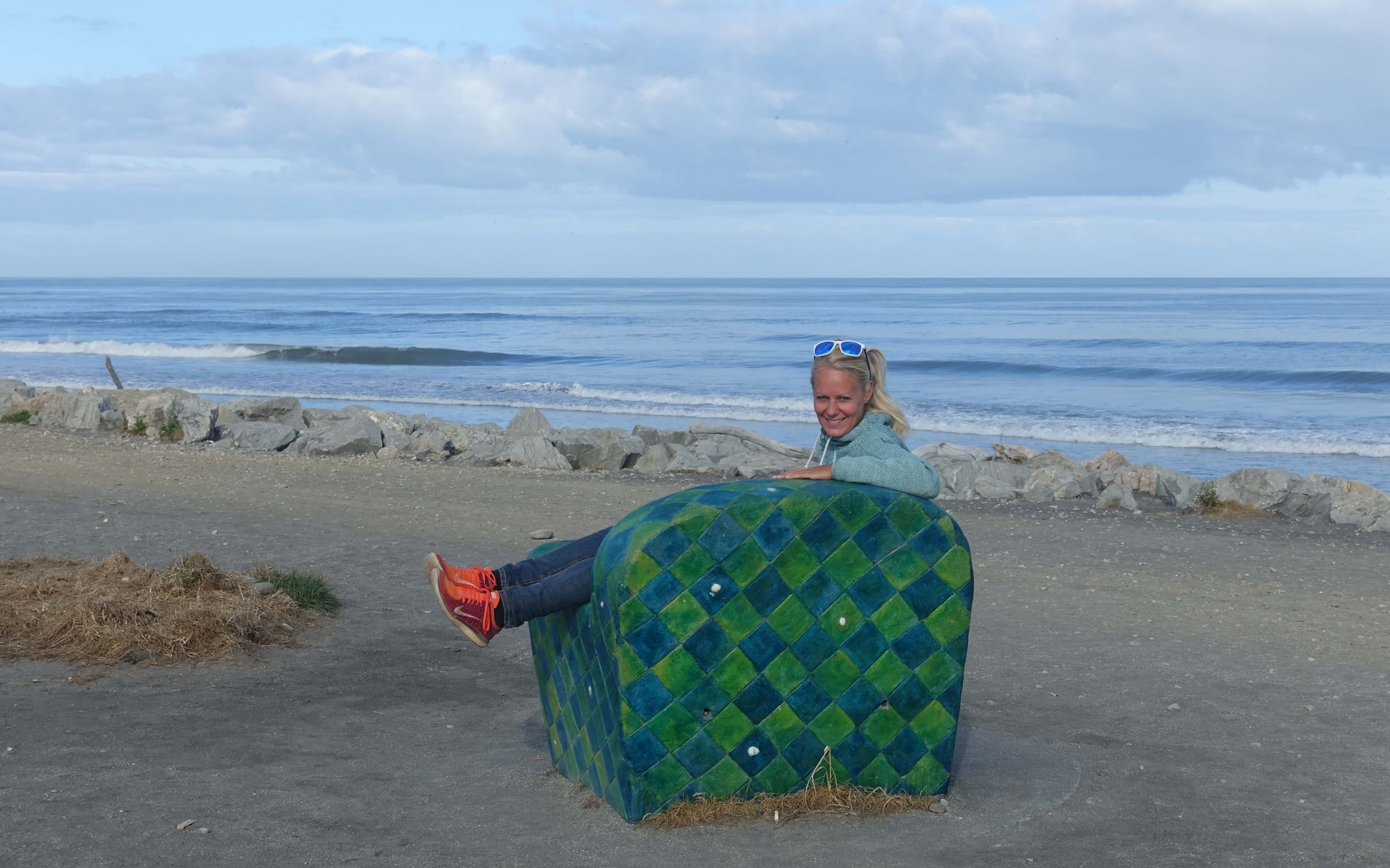 Birte auf großen Sessel in Hokitika in Neuseeland