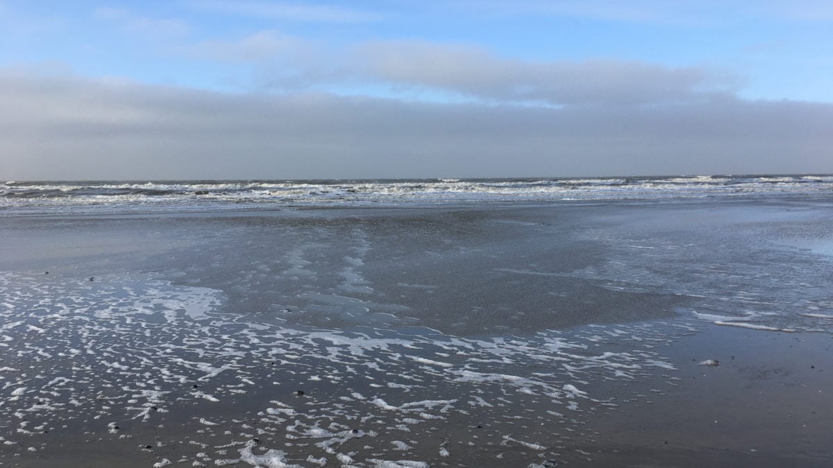 Das blaue Meer am Strand von Sankt Peter Ording in Nordfriesland