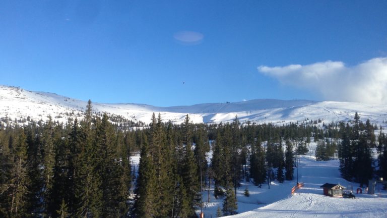 Skifahren auf weißem Schnee unter blauem Himmel in Trysil Norwegen