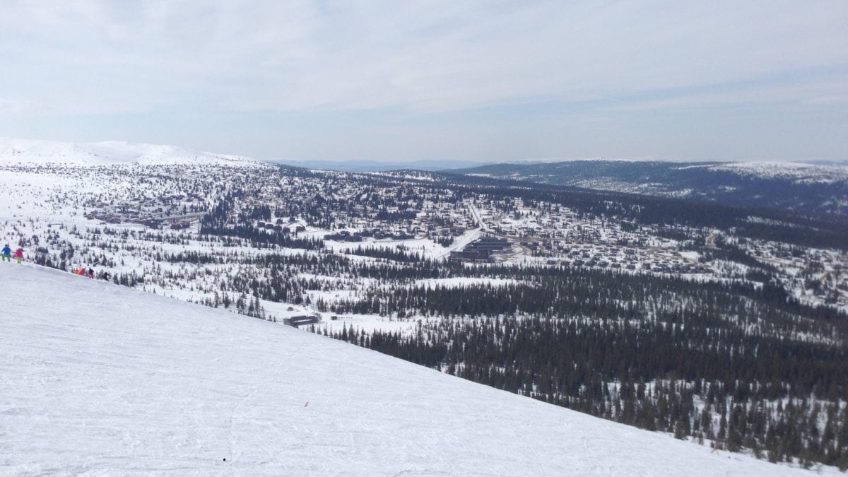 Skifahren mit Panoramablick auf schneebedecktes Trysil