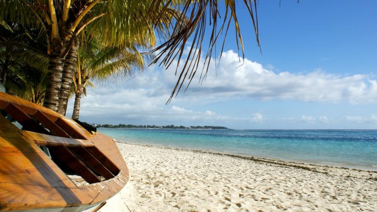 Boot am Strand von Mauritius