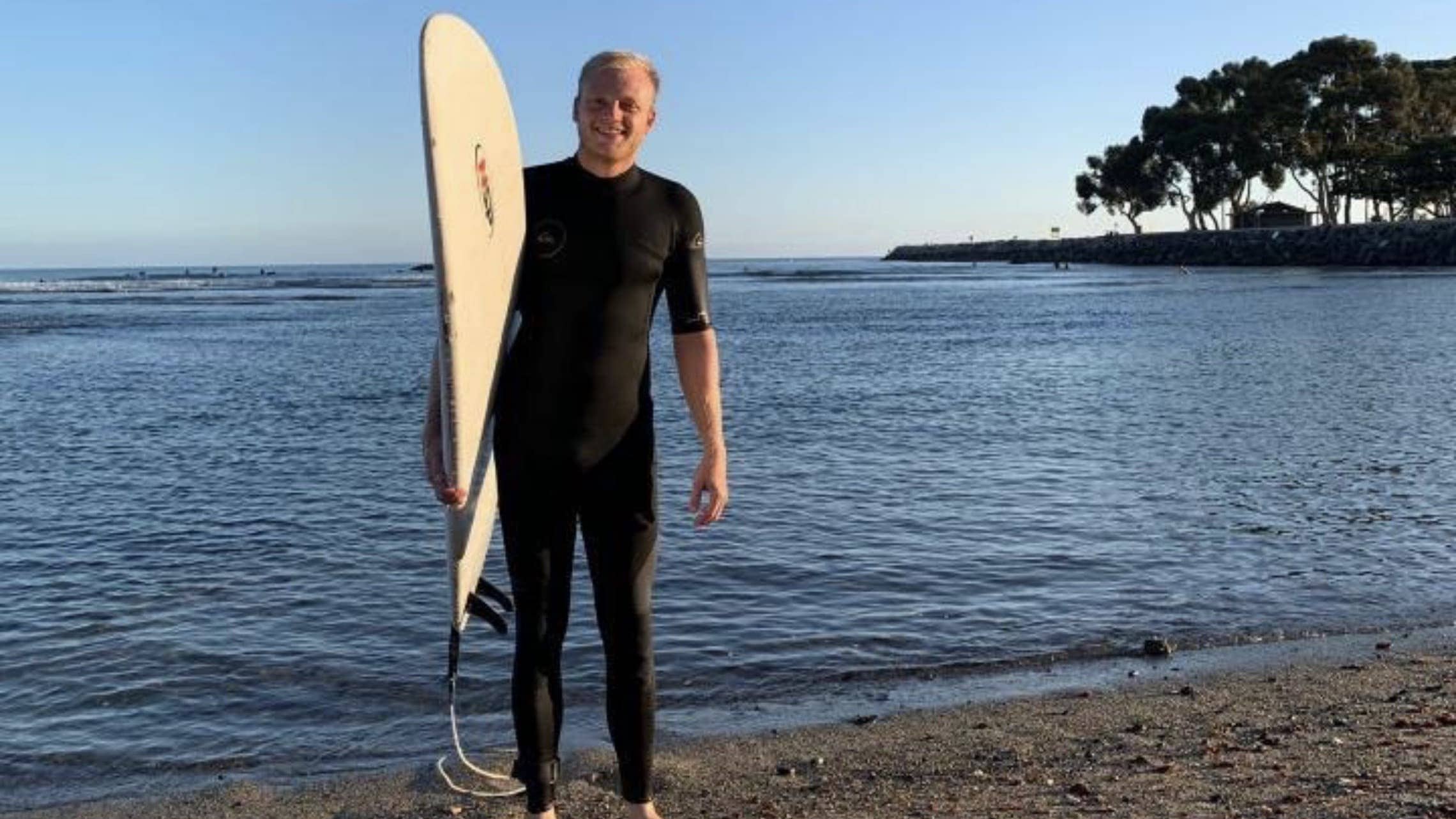 Oliver mit seinem Surfboard in Kalifornien