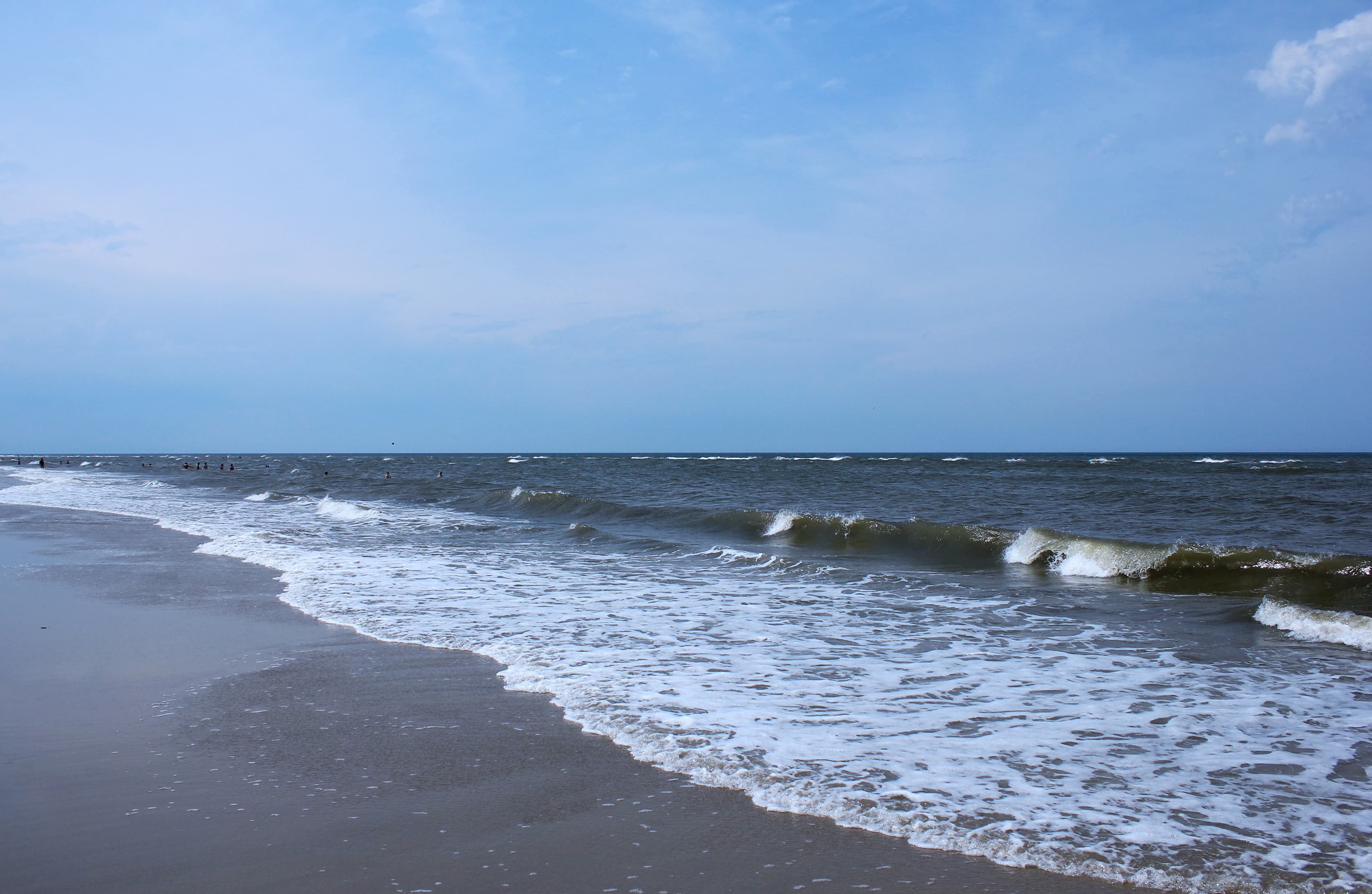 Wellen peitschen auf den Strand von Juist.