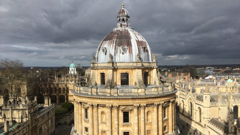 Die Radcliffe Camera in Oxford vor einem wolkenverhangenen Himmel