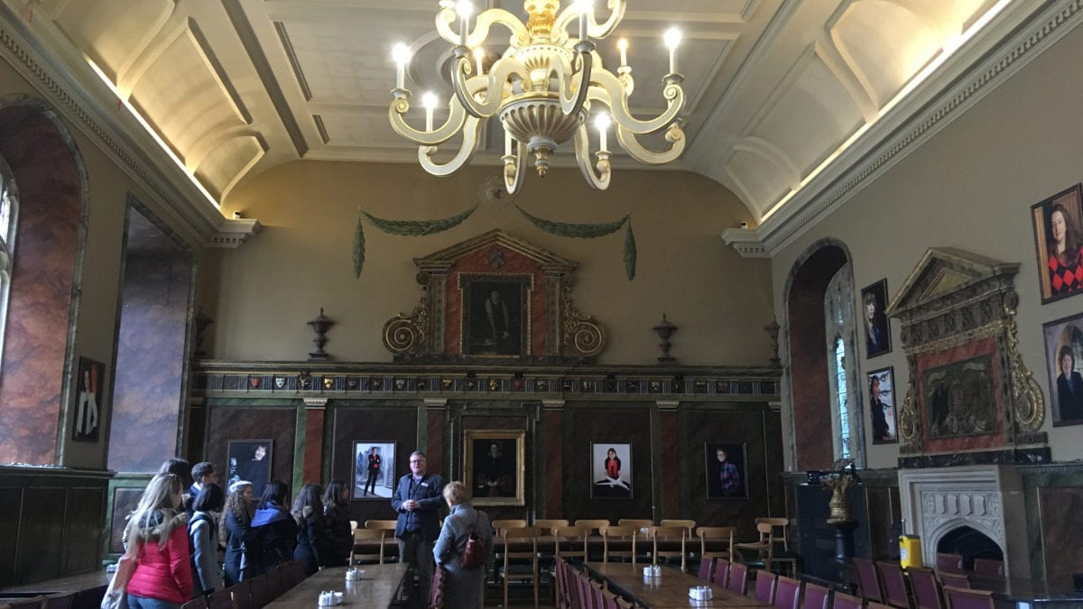 Der Speisesaal des Trinity College in Oxford mit einer Touristengruppe