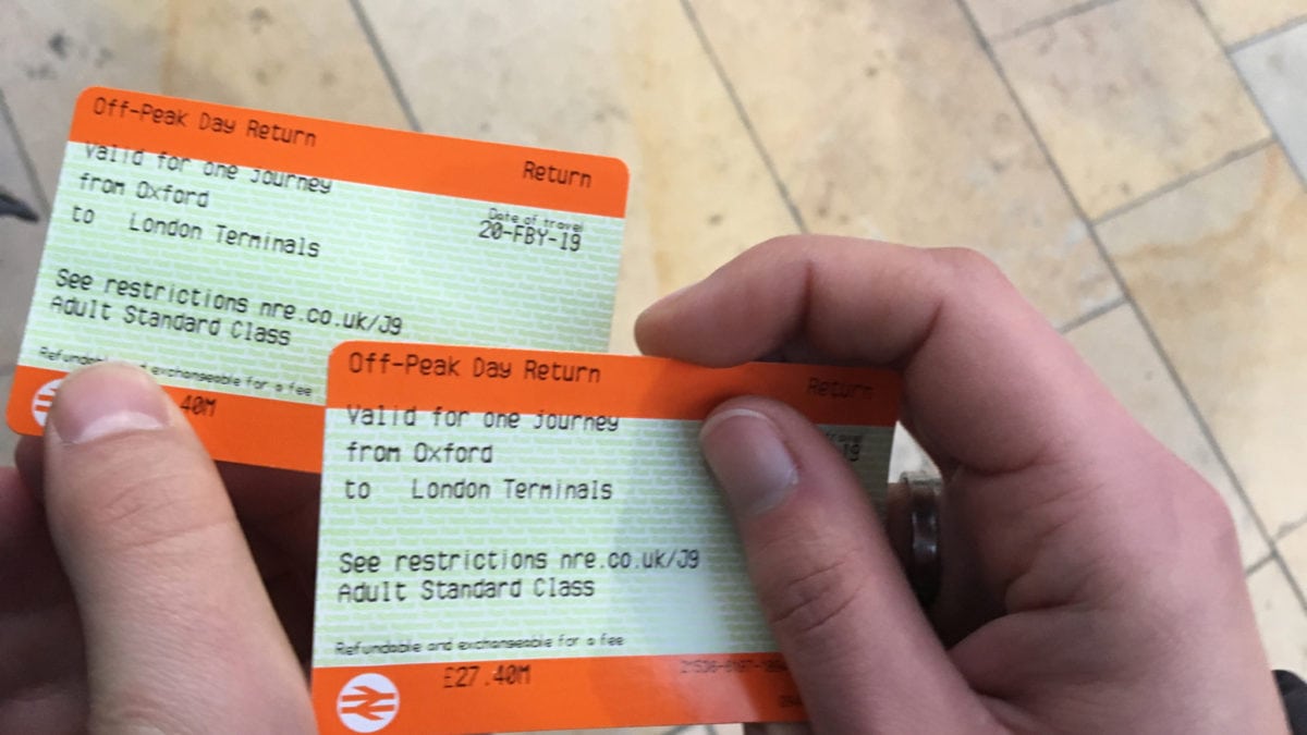 Zugtickets von London nach Oxford in der Hand