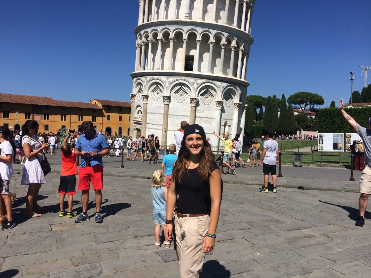 Julia vor dem Schiefen Turm von Pisa